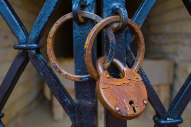 Ortaçağ metal kapısının eski kilidi.