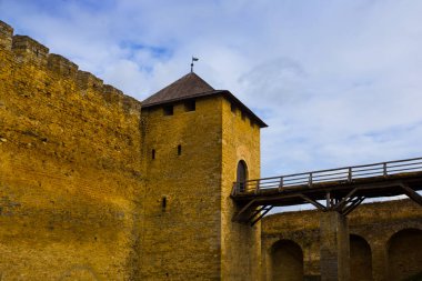 Yeşil tepelerin arasında eski bir ortaçağ şatosu, açık hava müzesi sahnesi