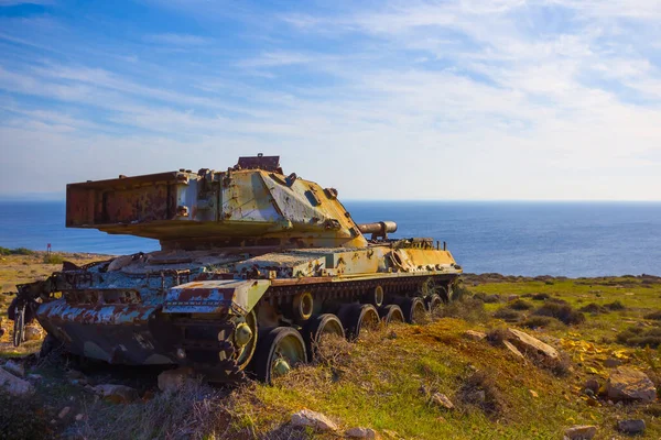 Old Broken Tank Stay Sea Cliff — Stock Photo, Image