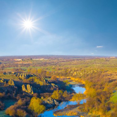 Yazın güneşli bir günde çayır kanyonundan akan küçük bir nehir.