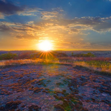 Dramatik günbatımında taşlı tarlalar