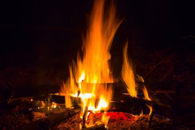 Karanlıkta kamp ateşi, gece kamp arka planında.