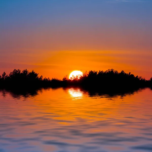 Vermelho Dramático Por Sol Sobre Lago Calmo Belo Fundo Natural — Fotografia de Stock