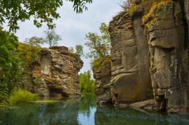 Sakin nehir dağ kanyonunda akıyor.