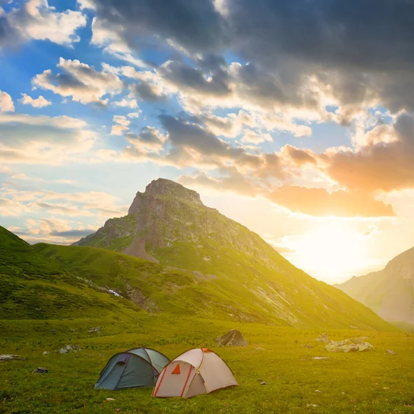 Yeşil Dağ Vadisi 'ndeki turistik kamp, gün batımında, akşam dağ yolculuğu sahnesi.