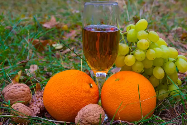 Közelkép Szőlő Üveg Között Halom Narancs Gyümölcs Őszi Szabadtéri Csendélet — Stock Fotó