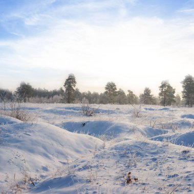 Karla kaplı dramatik günbatımında