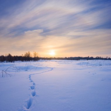 Karla kaplı dramatik günbatımında