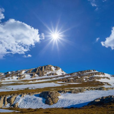 Kış güneşli bir günde karlı dağ sırtı