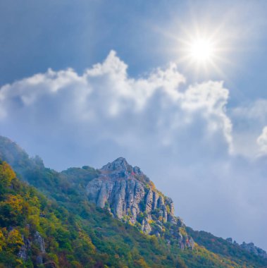 Sonbahar dağ sırtı Parlak güneşli bir günde