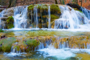 Dağ nehrinde güzel bir şelale, sonbahar nehri manzarası