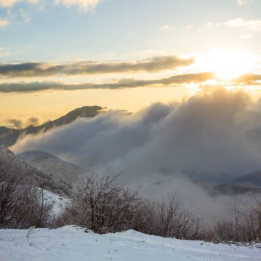 # Gün batımında sisli dağ vadisinde #