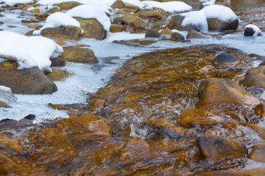 Dağdaki küçük donmuş dere