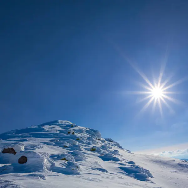 冬日晴天雪山顶上 免版税图库图片