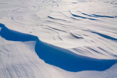 Kapalı beyaz kar uzun gölgeli, kış açık hava doğal arka plan