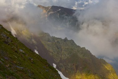 Yoğun sis ve bulutlarda görkemli dağ zinciri