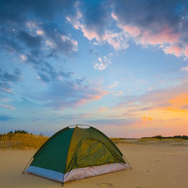 Akşamları kumlu çölün ortasında küçük bir turistik çadır.