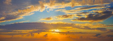 Bulutlu gökyüzünde dramatik bir gün batımı