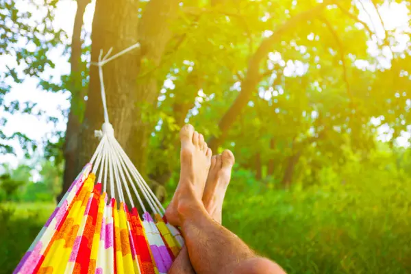 Hamakta erkek bacakları. 