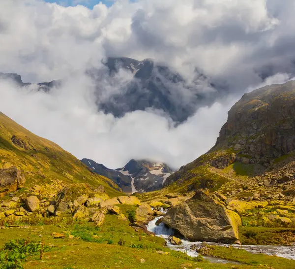 Yoğun sis ve bulutlar içinde dağ zinciri, yaz tatili arka planı