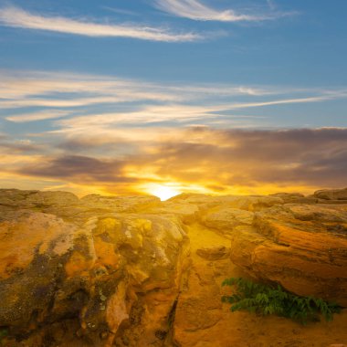 Gün batımında kumlu çölde taş yığınları, taşlı tarlalar akşam sahnesi