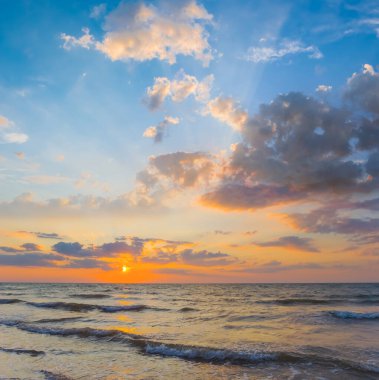 Gün batımında sakin deniz koyunda