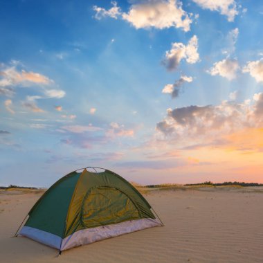 Küçük yeşil turistik çadır Akşamları kumlu çölde kalır