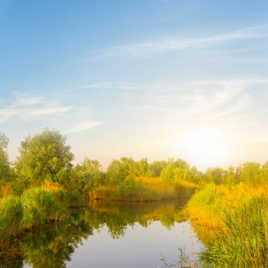 Gün batımında küçük sakin yaz gölü