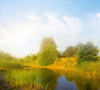 Gün batımında küçük sakin yaz gölü