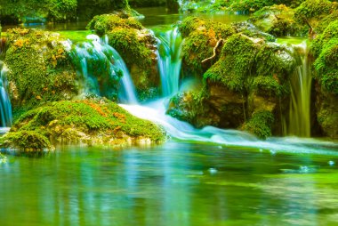 Dağ kanyonu boyunca küçük dere akıntısı