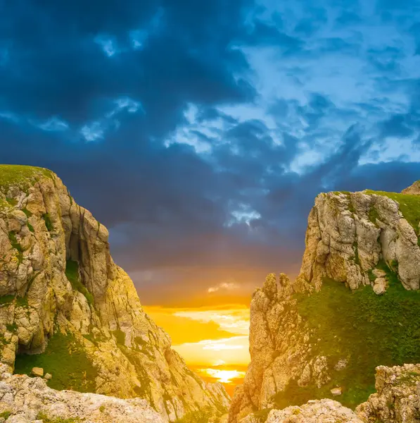 Akşam güneşi dağdaki çatlaktan geçiyor.