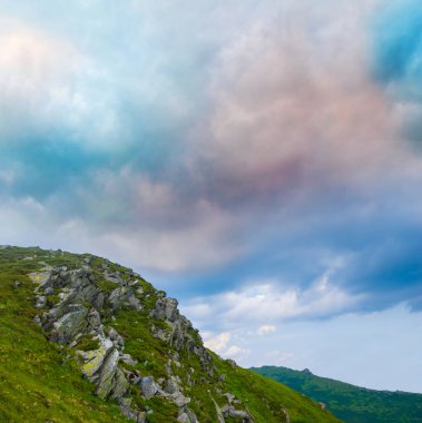 Yoğun bulutlu arkaplanda yeşil bağlanma eğimi