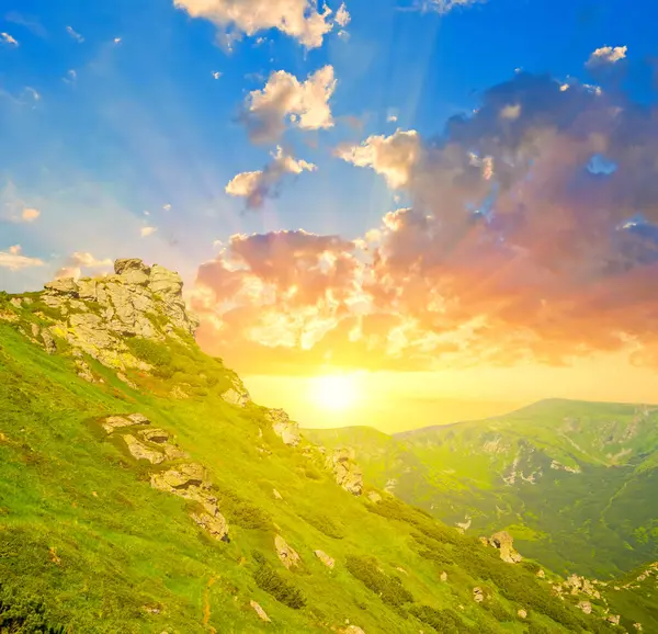 Günbatımında yeşil dağ vadisi