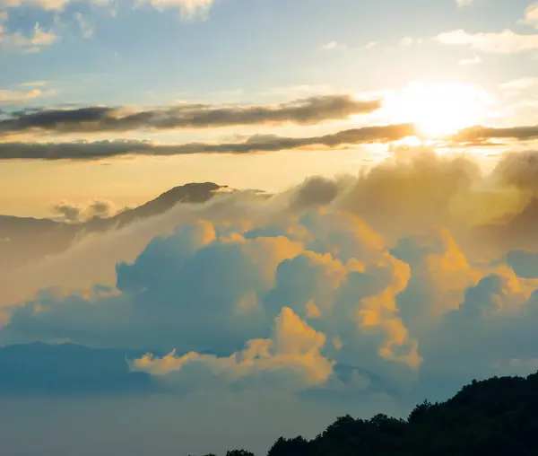 Ορεινή Κορυφογραμμή Σιλουέτα Πυκνή Ομίχλη Και Σύννεφα Στο Ηλιοβασίλεμα Εικόνα Αρχείου