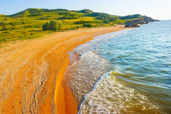 Meeresküste Mit Sandstrand Sonnigen Sommertag Stockfoto