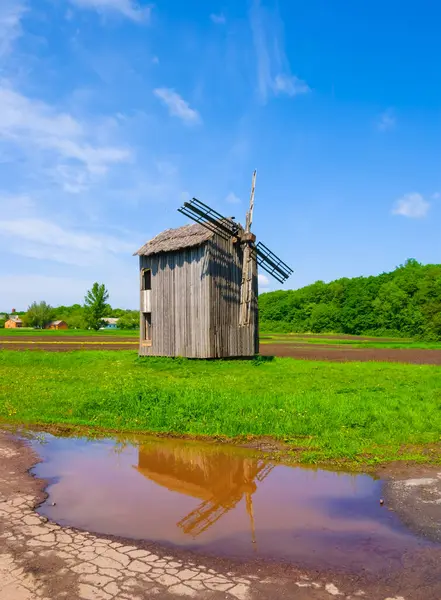 Alte Mittelalterliche Hölzerne Windmühle Der Nähe Eines Bauernhofs Ethnisches Freilichtmuseum Stockbild