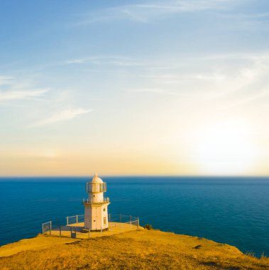 Deniz pelerin batımında deniz feneri
