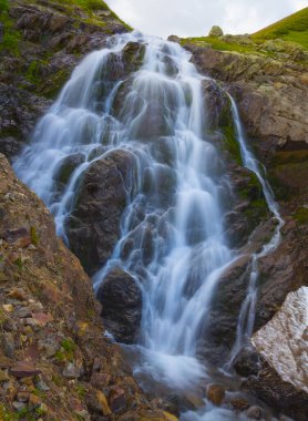 dağ nehri üzerinde küçük mavi şelale