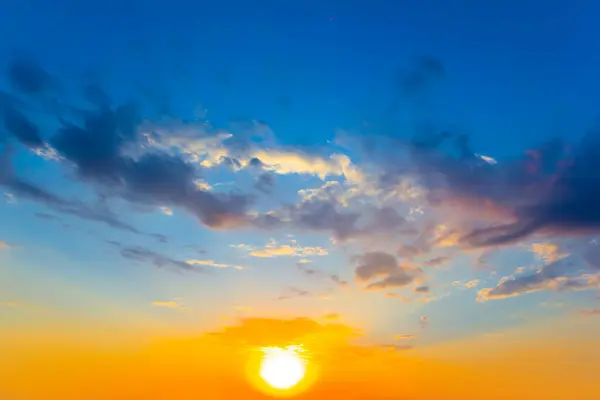 Večerní Slunce Dramatickém Pozadí Oblohy Stock Fotografie