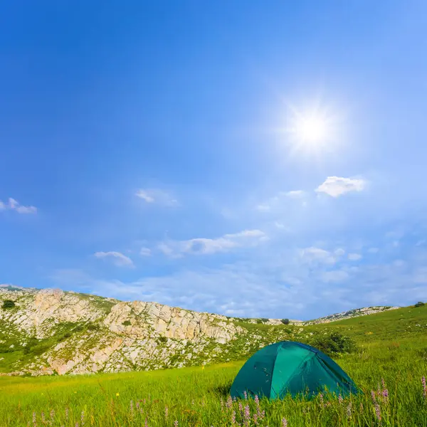 Tenda Turis Hijau Antara Gunung Hijau Bawah Sinar Matahari Pemandangan Stok Gambar