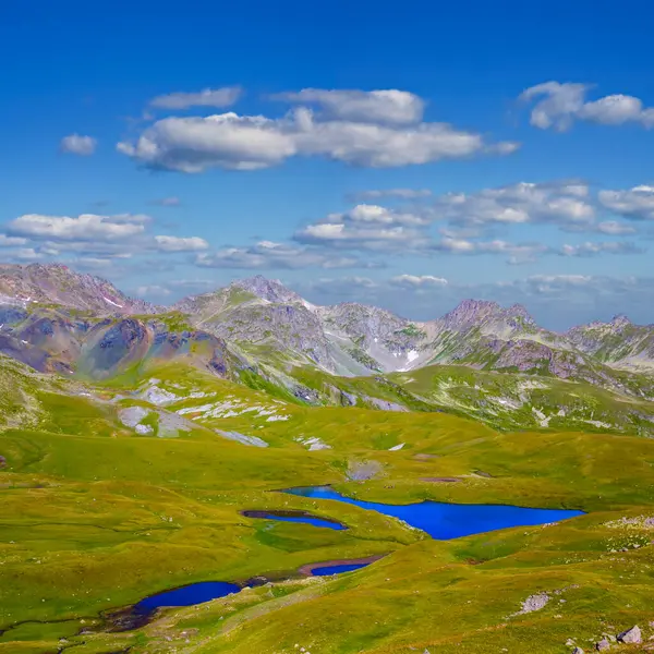 Petit Lac Bleu Milieu Vallée Montagne Verte Photos De Stock Libres De Droits