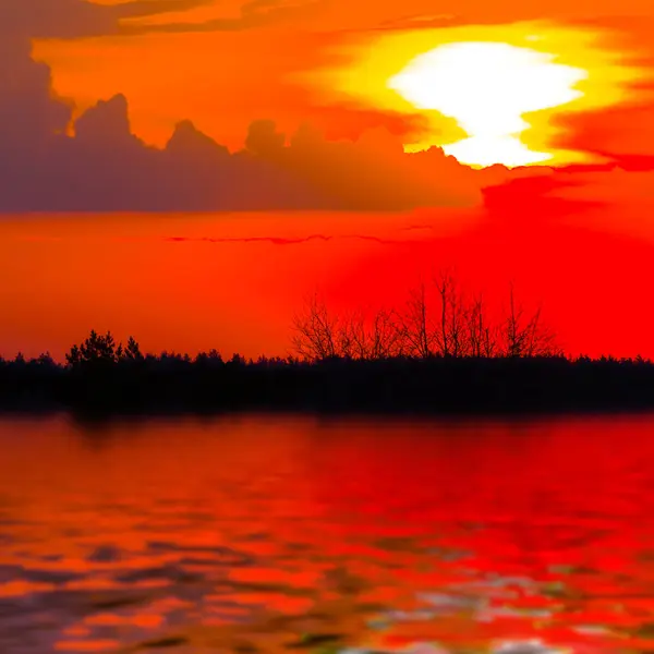 Rojo Dramático Atardecer Reflejado Lago Tranquilo Imagen De Stock