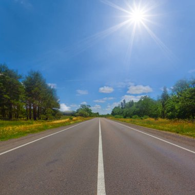 Işıl ışıl güneşin altında uzun bir yol, yaz ulaşımı sahnesi