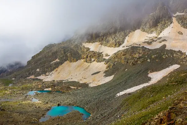 Malé Smaragdové Jezero Zasněženém Mlhavém Horském Svahu Stock Snímky