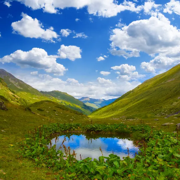 Small Lake Green Mountain Valley Cloudy Sky Foto Stock