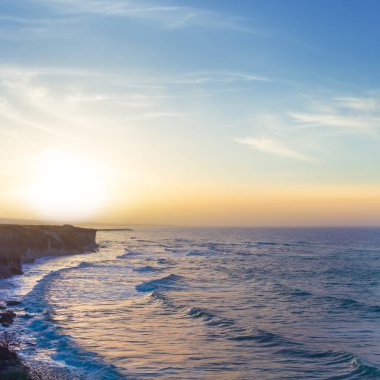 Yaz Yalı dramatik batımında