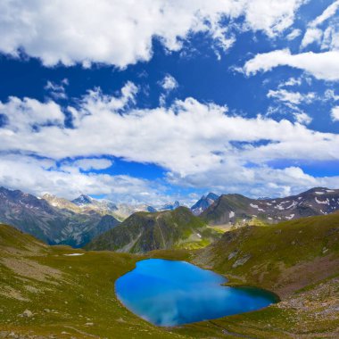 Yeşil dağ vadisinde küçük bir göl