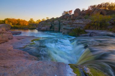 Gün batımında dağ kanyonunda akan nehir.