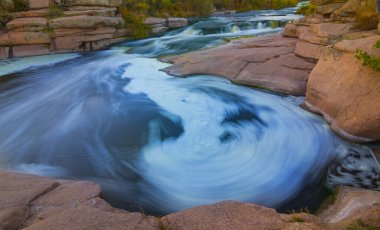 Taşların arasında akan nehir. 