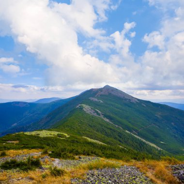Yeşil dağ vadisi mavi bulutlu gökyüzü